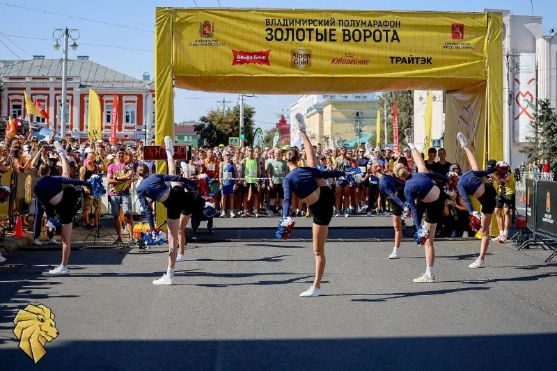 Команда выступает у финиша владимирского полумарафона «Золотые ворота»