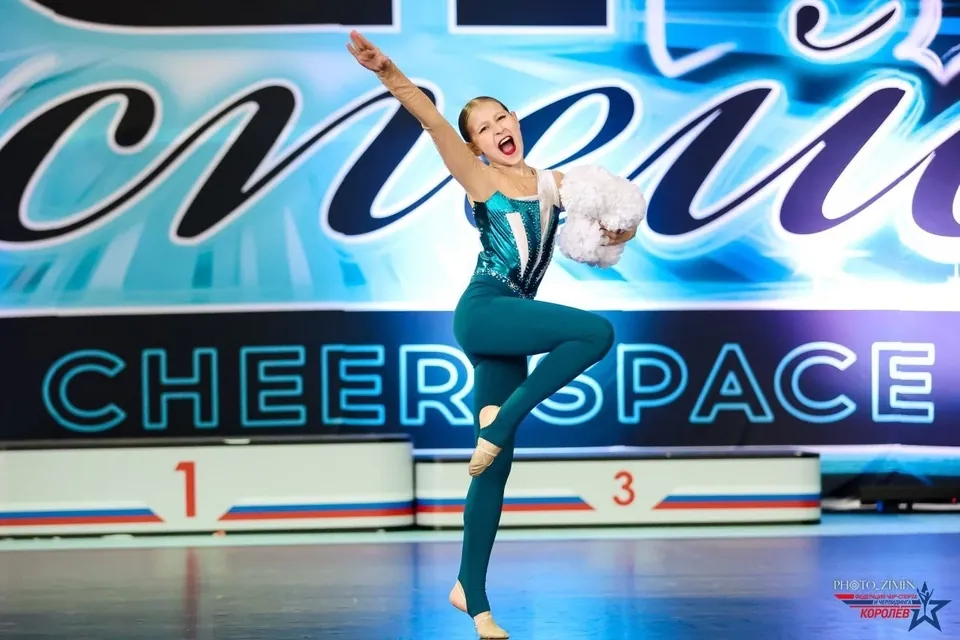 Спортсменка в прыжке на сцене фестиваля Cheer Space