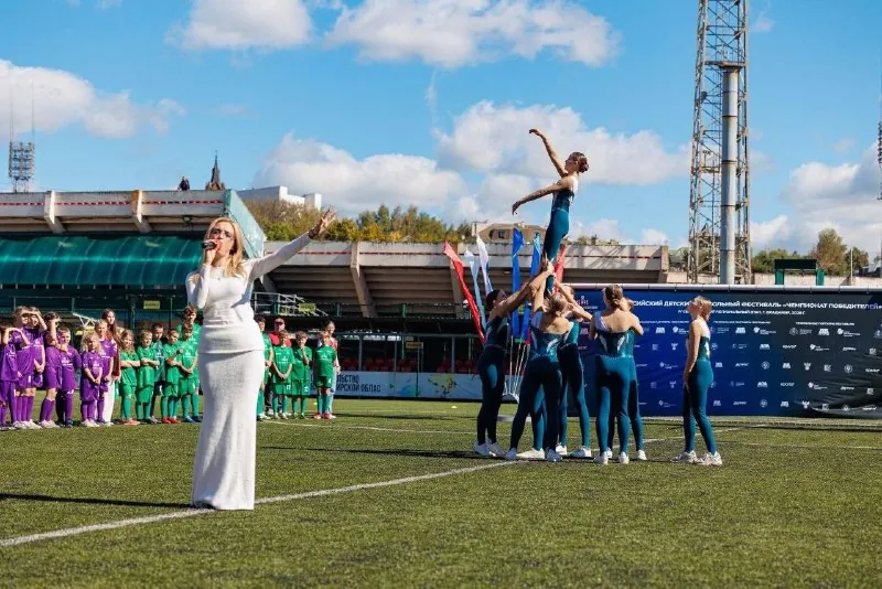 Команда выступает на футбольном стадионе