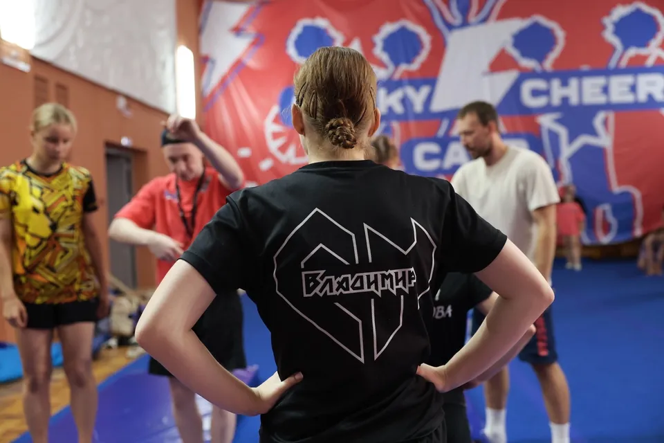 Спина футболки команды с надписью «Владимир»